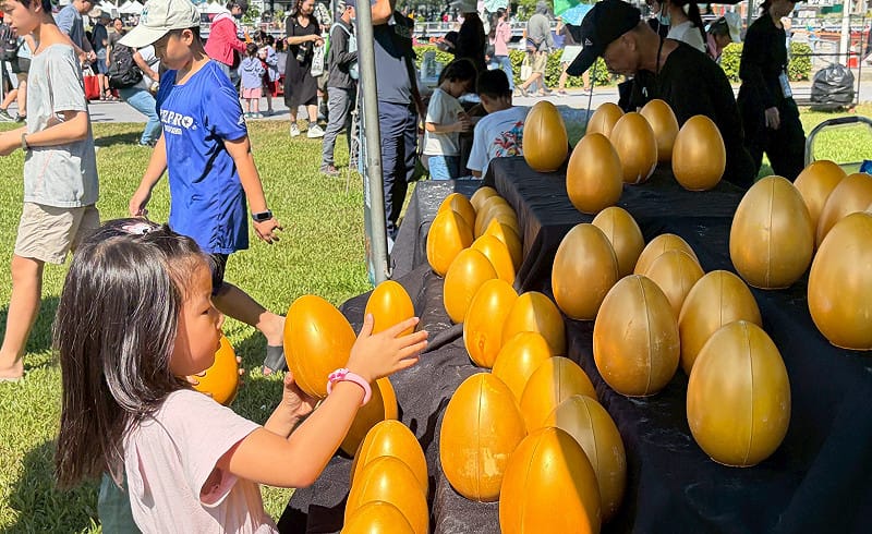 小朋友挑選大金蛋，準備拿起小木槌敲破，取出驚喜禮物。&nbsp;&nbsp;&nbsp;圖：高雄市運發局/提供