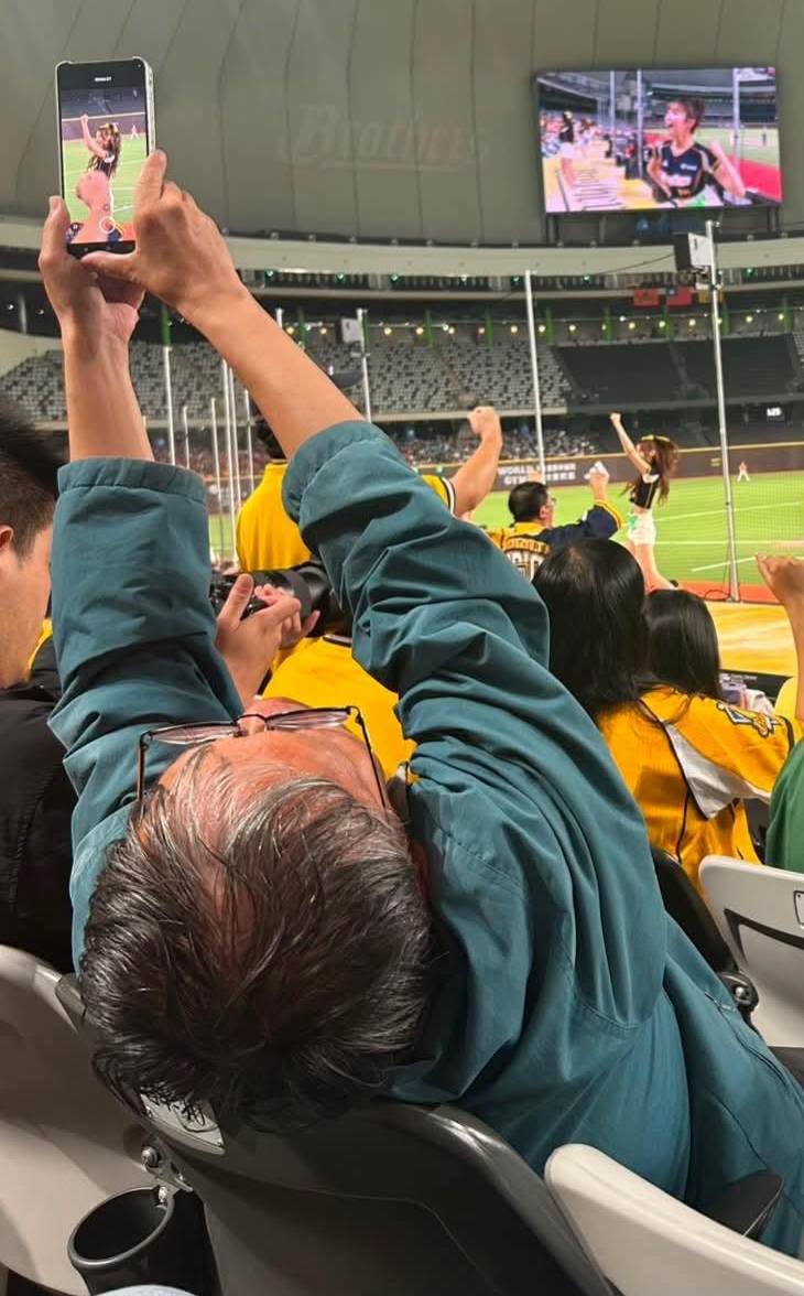 黃揚明（剝雞）臉書粉專PO出照片，指這位阿北，就是對PS女孩「汶汶」下毒手的狂粉，兄弟的球迷會稱他為「汶伯」、「汶汶阿北」，因為他在球場常像圖中那樣把手機舉高拍汶汶，因此很多粉絲都知道他，但沒想到，他會對女孩下毒手。&nbsp;&nbsp;&nbsp;圖/取自黃揚明（剝雞）臉書粉專