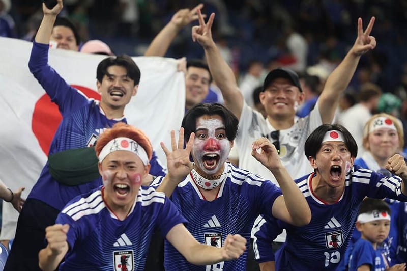 日本球迷在世界盃賽後慶祝勝利。（美聯社）&nbsp;&nbsp;&nbsp;