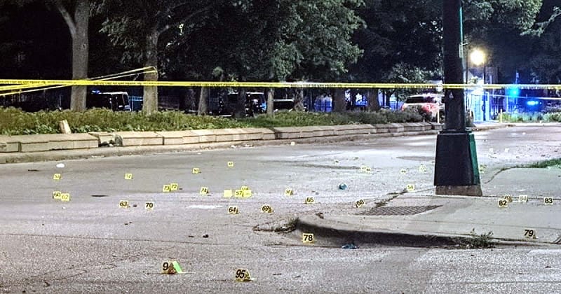 槍擊事發地芝加哥南區當時正舉辦六月節慶祝活動,不料卻遭一輛休旅車闖入,車上槍手隨即對著群眾開槍掃射。 圖:翻攝自 X @CWBChicago 槍擊事發地芝加哥南區當時正舉辦六月節慶祝活動,不料卻遭一輛休旅車闖入,車上槍手隨即對著群眾開槍掃射。 圖:翻攝自 X @CWBChicago