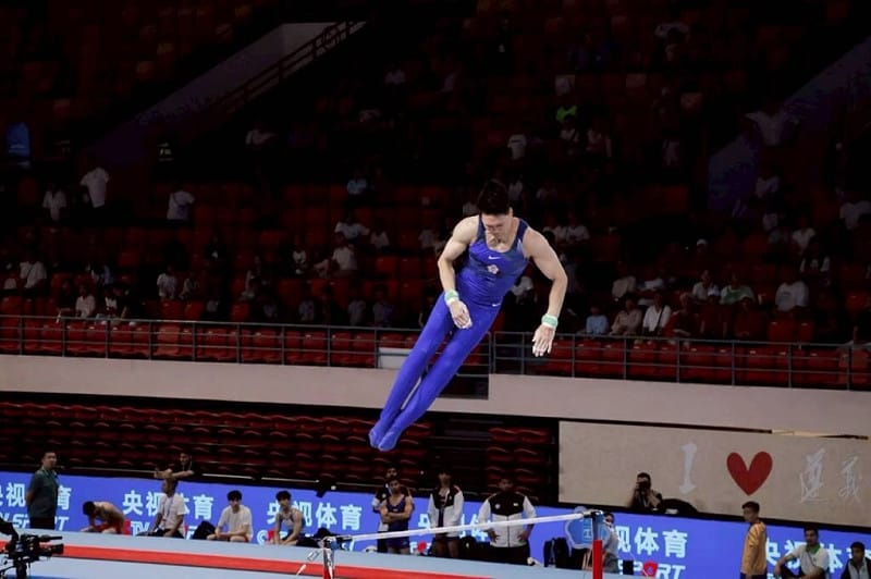 2026亞洲體操錦標賽21日進行男子單槓決賽，「世界貓王」唐嘉鴻（前）靠著完整的流暢高難度動作摘下金牌。（教練黃柏瑞提供）中央社記者黎建忠傳真　115年6月21日&nbsp;&nbsp;&nbsp;