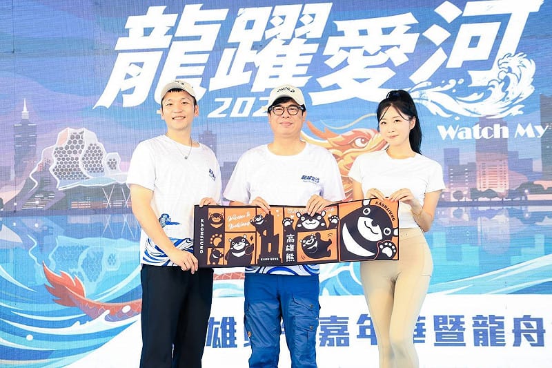 陳其邁(中)與李洋(左)開賽前互贈高雄熊運動毛巾及羽球香包。&nbsp;&nbsp;&nbsp;圖：高雄市運發局/提供