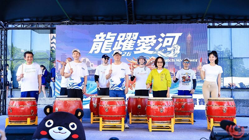 高雄龍舟國際友誼賽各隊參賽代表在賽前共同擊鼓。&nbsp;&nbsp;&nbsp;圖：高雄市運發局/提供