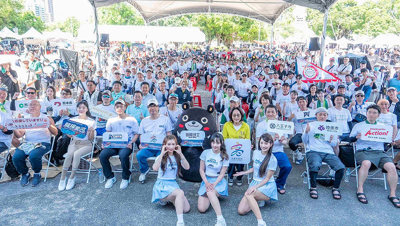 國際友誼賽賽前各隊合影。&nbsp;&nbsp;&nbsp;圖：高雄市運發局/提供