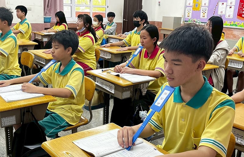 蚵寮國中發放特製「視力保健閱讀尺」，提醒同學閱讀與書寫時保持35公分以上距離，養成良好用眼習慣。&nbsp;&nbsp;&nbsp;圖：高雄市教育局/提供