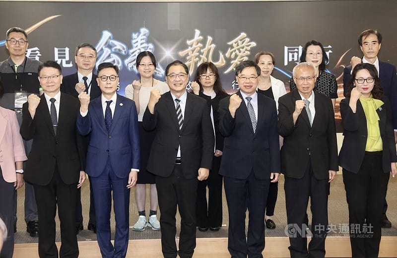 法務部長鄭銘謙（前左3）23日在台北出席「看見公義，執愛同行－行政執行績效突破7000億成果發表暨標竿學習交流活動」，行政執行署署長繆卓然（前左2）、最高檢察署代理檢察總長徐錫祥（前右3）、台灣高等檢察署檢察長張斗輝（前右2）、台北地方檢察署檢察長王俊力（前左）等與會並合影。中央社記者張皓安攝　115年6月23日&nbsp;&nbsp;&nbsp;