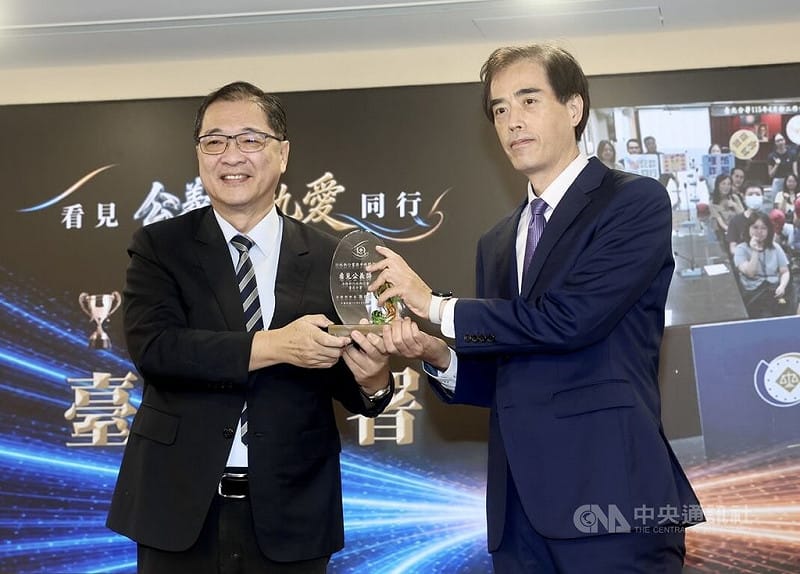法務部行政執行署23日在台北舉辦成果發表暨標竿學習交流活動，法務部長鄭銘謙（左）出席並親自頒發「行政執行業務卓越標竿獎」給各得獎單位。中央社記者張皓安攝　115年6月23日&nbsp;&nbsp;&nbsp;