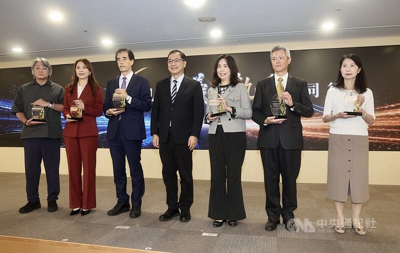法務部行政執行署23日在台北舉辦「看見公義，執愛同行－行政執行績效突破7000億成果發表暨標竿學習交流活動」，法務部長鄭銘謙（中）出席頒發「行政執行業務卓越標竿獎」給得獎單位，並合影留念。中央社記者張皓安攝　115年6月23日&nbsp;&nbsp;&nbsp;
