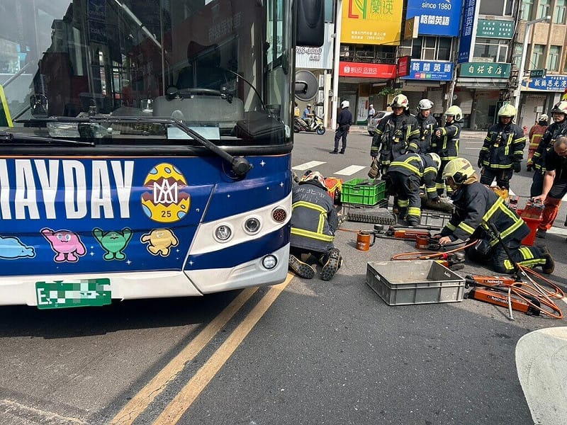 新北市板橋區24日上午發生死亡車禍，一輛公車路口右轉時與行人發生車禍，行人受困於車底，消防局獲報立即派出人員與機具協助脫困並送醫。（民眾提供）中央社記者黃旭昇傳真  115年6月24日&nbsp;&nbsp;&nbsp;