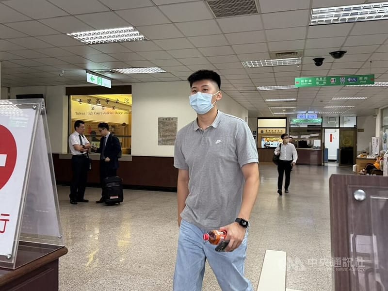 前SBL裕隆籃球隊員邱忠博（中）等人涉簽賭打假球案，邱忠博一審遭判3年4月徒刑，二審台灣高等法院24日開庭，邱忠博認罪請求輕判，庭後並繳交犯罪所得新台幣1萬7000元。中央社記者劉世怡攝　115年6月24日&nbsp;&nbsp;&nbsp;
