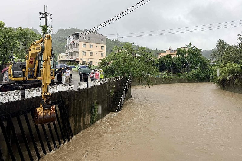 陳其邁視察旗山豪雨災情。&nbsp;&nbsp;&nbsp;圖：陳其邁臉書