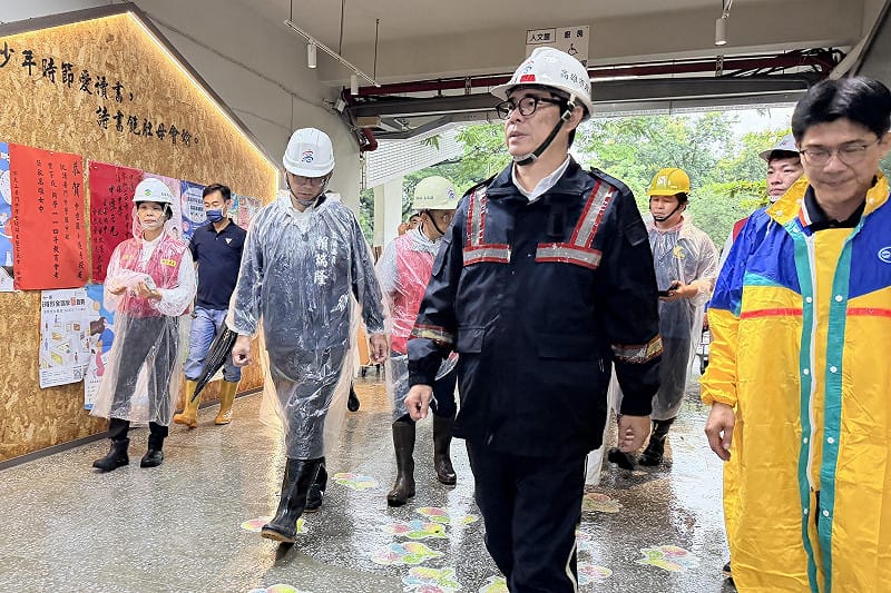 陳其邁(前排右二)第一時間前往旗山、美濃地區勘查校園災情。&nbsp;&nbsp;&nbsp;圖：高雄市教育局/提供