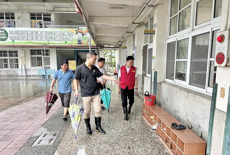 吳立森(右一)第一時間前往旗山、美濃地區勘查校園災情。&nbsp;&nbsp;&nbsp;圖：高雄市教育局/提供