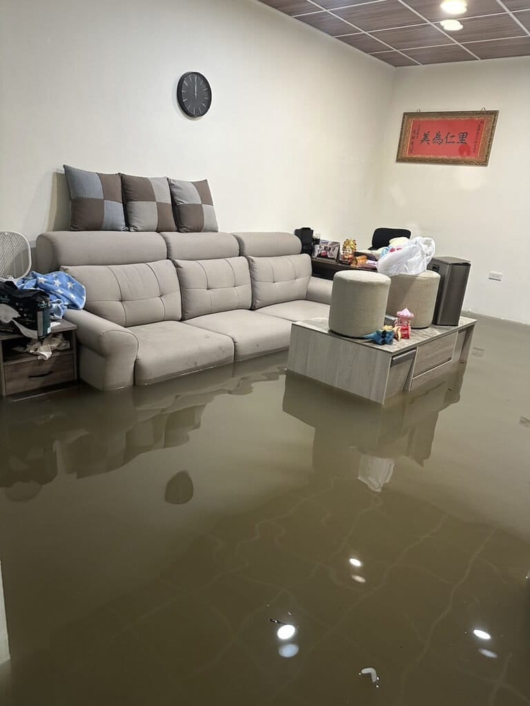 屏東縣25日降下豪大雨，潮州鎮扶輪路居民翁梓豈受訪表示，他以尺測量家中淹水高度，一度深達約30公分，許多家具都浸在水中。（翁梓豈提供）中央社記者黃郁菁傳真 115年6月25日&nbsp;&nbsp;&nbsp;