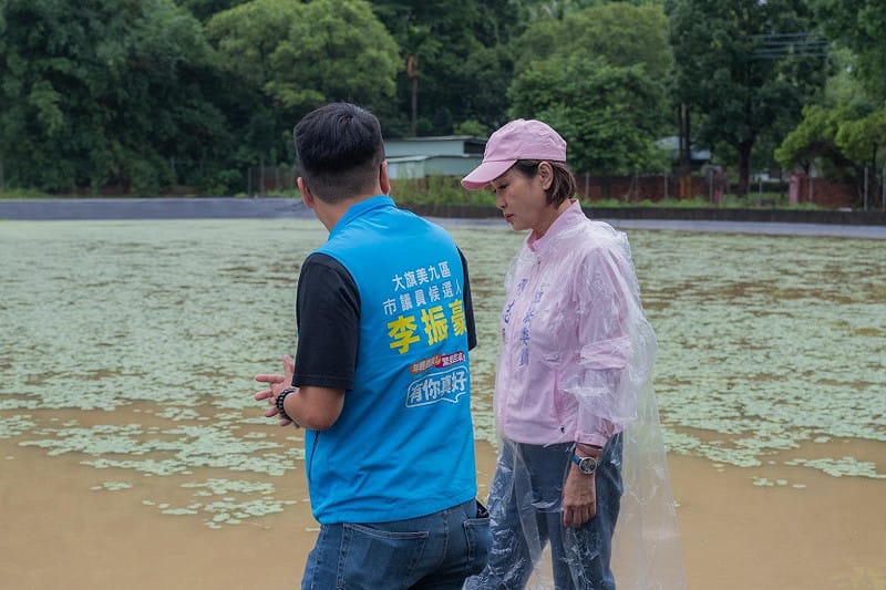 柯志恩(右)希望各界暫時放下選舉與政治盤算，將高雄市民的安全、生活與災後復原擺在第一位，讓城市早日恢復正常運作。&nbsp;&nbsp;&nbsp;圖：柯志恩競辦/提供