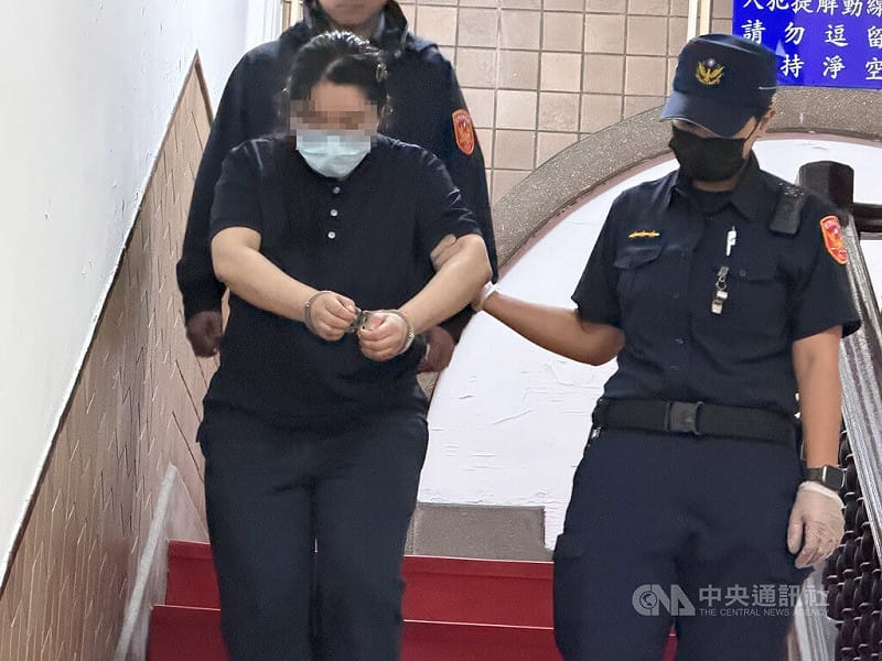 吳姓男子被控對2歲繼子踢踹致傷，陳姓生母（圖）未制止、孩子送醫後死亡。全案一審判處陳女19年有期徒刑，二審台灣高等法院25日開庭，提訊陳女到庭。中央社記者劉世怡攝　115年6月25日&nbsp;&nbsp;&nbsp;圖：中央社提供