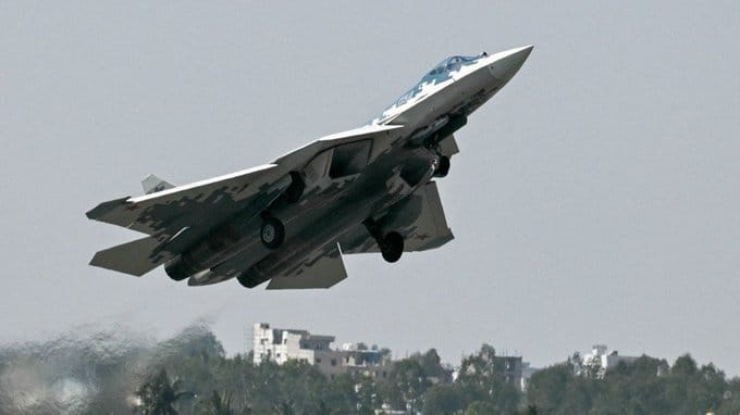 近年來，阿爾及利亞不斷加強對先進軍機的採購規模，不但大規模的採購俄羅斯製造的 Su-30 MKA ，還成為全球首個成功進口 Su-57 戰機的國家。圖為 Su-57 戰機。&nbsp;&nbsp;&nbsp;圖：翻攝自 @RealAirPower1 X 帳號