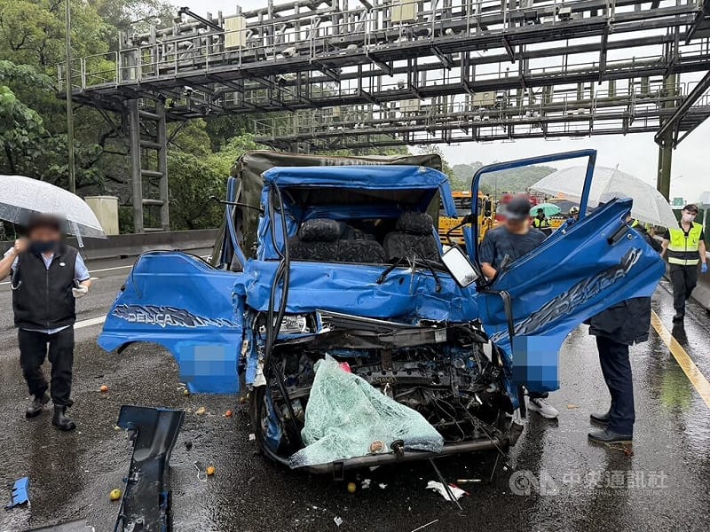 國道1號北向汐止路段26日上午近7時發生小貨車追撞客運事故，小貨車車頭全毀，駕駛送醫不治。（翻攝照片）中央社記者曹亞沿傳真　115年6月26日&nbsp;&nbsp;&nbsp;