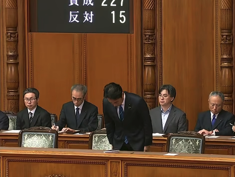 表決結果公布後，防衛大臣小泉進次郎隨即起身，向在場參議員鞠躬致意。&nbsp;&nbsp;&nbsp;圖：翻攝立憲民主党 国会情報YT