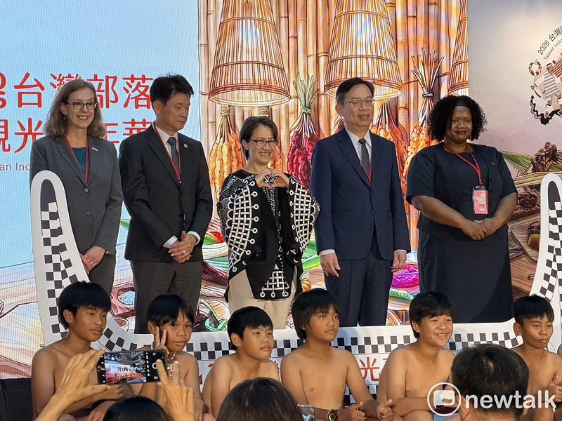  蕭美琴出席「2026台灣部落觀光嘉年華」開幕典禮，手比愛心與部落孩童一起合照。 圖：高逸帆／攝 