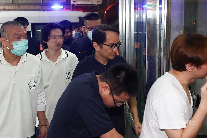 新北檢偵辦愛爾麗診所偷拍案，起訴總裁常如山（中）等7人，此案26日移審新北地院，常如山在法警戒護下抵達法院，面對媒體提問時並未回應。中央社記者王騰毅攝  115年6月26日&nbsp;&nbsp;&nbsp;