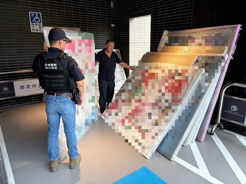 苗栗縣警察局刑警大隊26日表示，52歲金姓韓籍男子涉嫌以投資藝品為名，在台、韓兩地詐騙吸金，藏匿台灣期間又因詐欺案遭通緝多年，經警方查緝拘提到案，並查扣大量畫作。（警方提供）中央社記者管瑞平傳真　115年6月26日&nbsp;&nbsp;&nbsp;