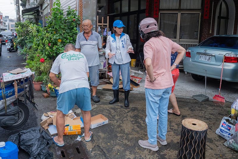 柯志恩(右二)表示會協助居民向市府爭取設置水閘門的補助。&nbsp;&nbsp;&nbsp;圖：柯志恩競辦/提供