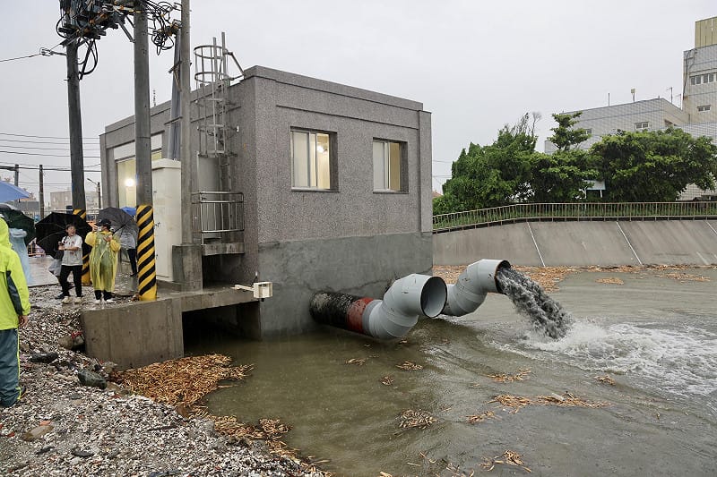 黃偉哲先後前往蘆竹溝、仁德交流道及中華醫事科技大學等積淹水地點勘查及視察喜樹灣裡抽水站，瞭解各地災情及排水狀況，並指示水利局積極爭取治水經費，提升防洪能力及韌性。&nbsp;&nbsp;&nbsp;圖：台南市政府提供