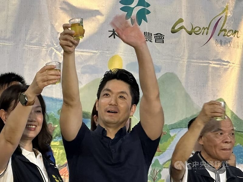 台北市長蔣萬安（中）26日晚間到木柵區農會老泉里倉庫集貨場，參加2026木柵綠竹筍饗宴，向與會眾人舉杯致意。中央社記者劉建邦攝　115年6月26日&nbsp;&nbsp;&nbsp;圖：中央社提供