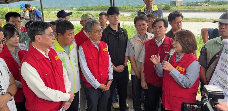 周春米(前排右一)當面向卓榮泰(前排左一)爭取補助加速災後重建。&nbsp;&nbsp;&nbsp;圖：屏東縣政府/提供
