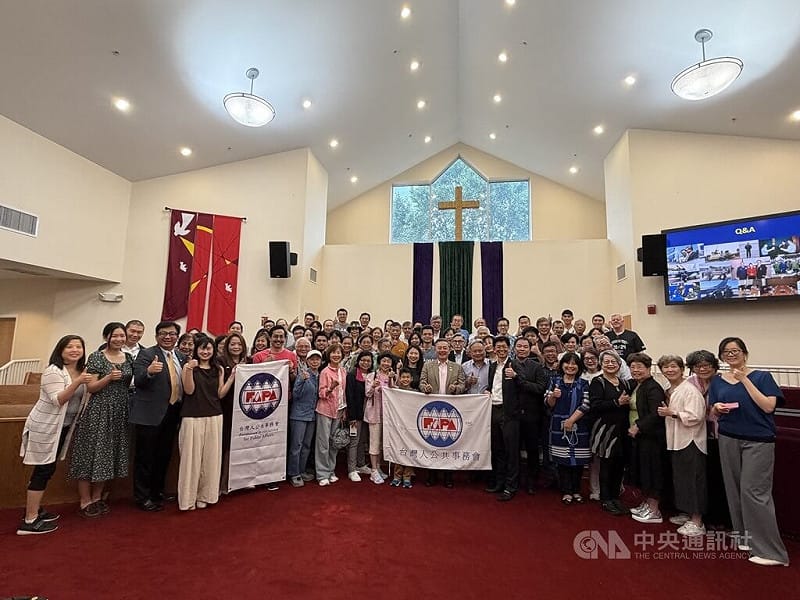 前美國五角大廈官員胡振東27日擔任台灣人公共事務會募款巡迴演講華府場次講者，活動吸引逾百人出席，圖為會後大合照。中央社記者侯姿瑩馬里蘭州攝  115年6月28日&nbsp;&nbsp;&nbsp;