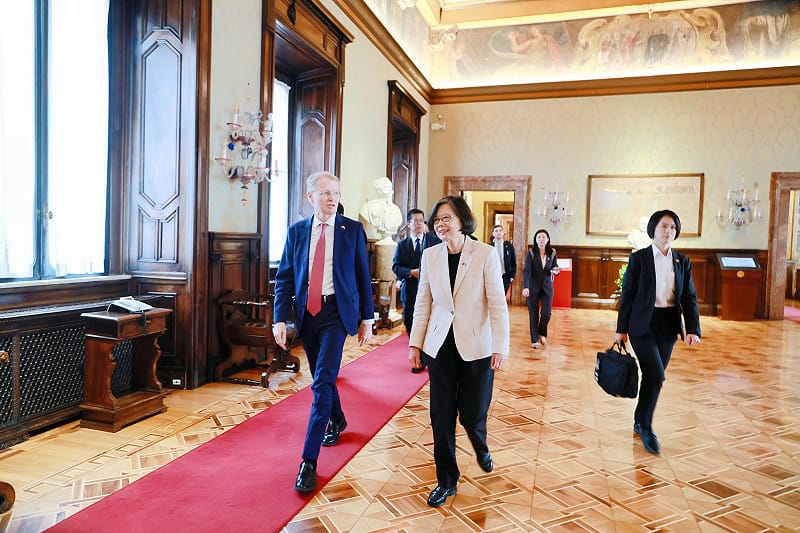 前總統蔡英文走進義大利參議院，由參議院副議長錢益友（Gian Marco Centinaio）親自接待。&nbsp;&nbsp;&nbsp;