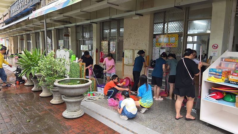 興化國小校方趁著周末趕緊清理環境。&nbsp;&nbsp;&nbsp;圖：屏東縣政府/提供