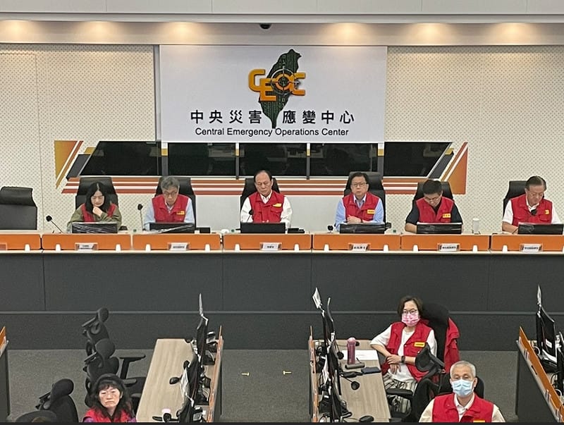 中央災害應變中心指揮官政務委員季連成及協同指揮官農業部部長陳駿季共同主持會議。&nbsp;&nbsp;&nbsp;圖 : 中央災害應變中心/提供