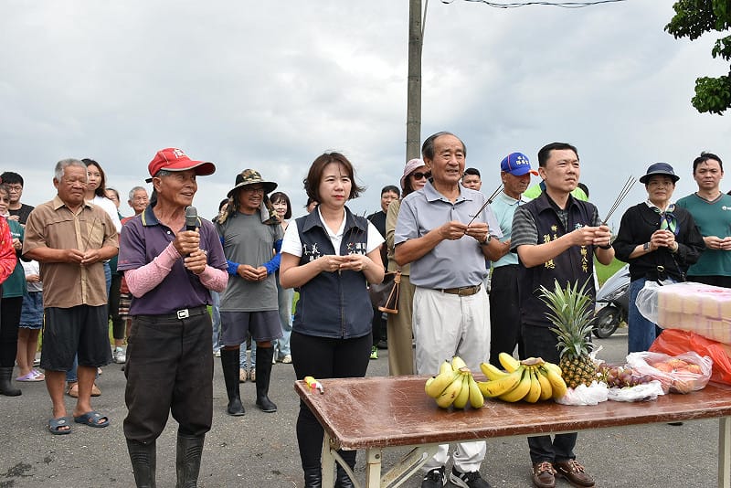 「開鐮儀式」焚香向土地公虔誠祈福，感謝長期守護地方。&nbsp;&nbsp;&nbsp;圖：孫家銘/攝