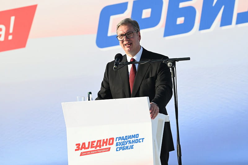  塞爾維亞總統武契奇於當地時間27日位於首都貝爾格勒親政府集會上宣布，自己數週後便會辭職 圖：翻攝塞爾維亞前進黨官網 