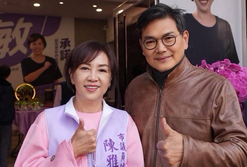  陳雅敏(左)競選服務處成立時，吳益政(右)現身，讓人不禁有選票「傳承」的聯想。 圖：取自陳雅敏臉書 