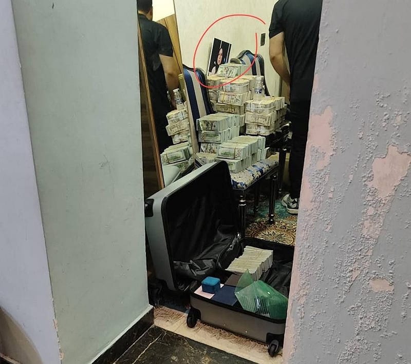 社群流傳畫面顯示，伊拉克執法人員在國會議員阿莉雅．納西夫住處查獲大量現金與黃金。 圖：翻攝自 X @Osinttechnical
