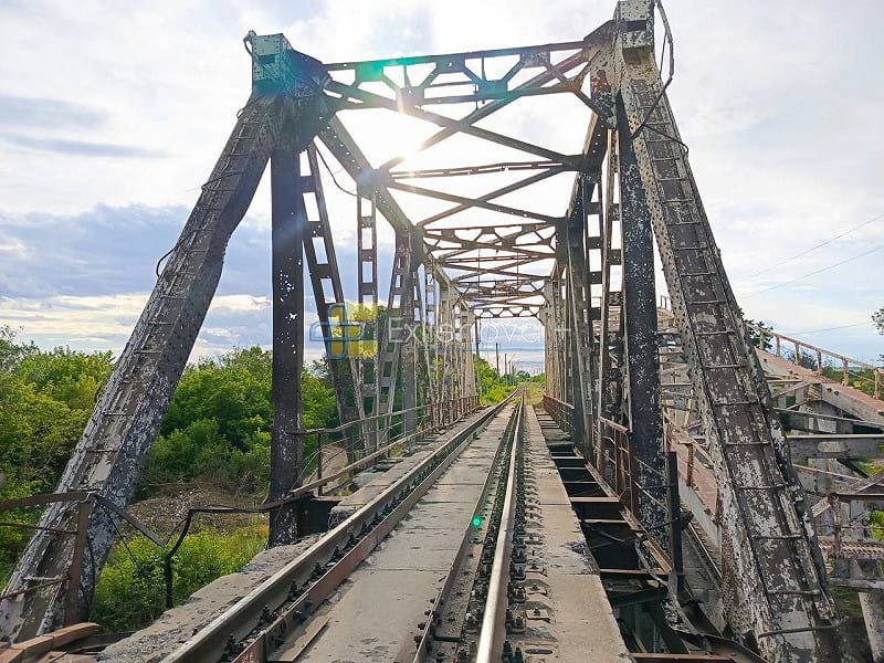 烏軍無人機攻擊克里米亞交通線，導致公路橋墜落至鐵路線上，影響俄軍後勤運輸。 圖：翻攝自 X @NOELreports