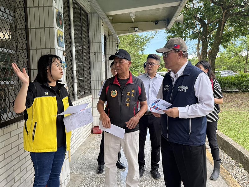 行政院政務委員季連成赴萬榮鄉明利國小及鳳林鎮鳳林樂活會館，實地瞭解收容空間、生活照護及民生物資整備情形。&nbsp;&nbsp;&nbsp;圖：行政院提供