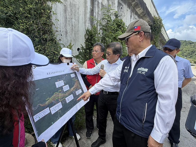 行政院政務委員季連成聽取經濟部水利署第九河川分署說明堤防加高工程進度。&nbsp;&nbsp;&nbsp;圖：行政院提供