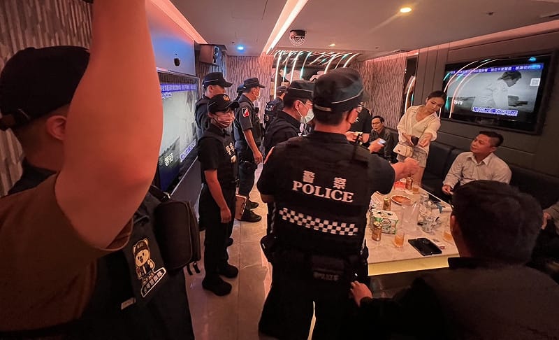 「青春專案首場擴大聯合稽查」臨檢KTV。&nbsp;&nbsp;&nbsp;圖：高雄市政府警察局/提供