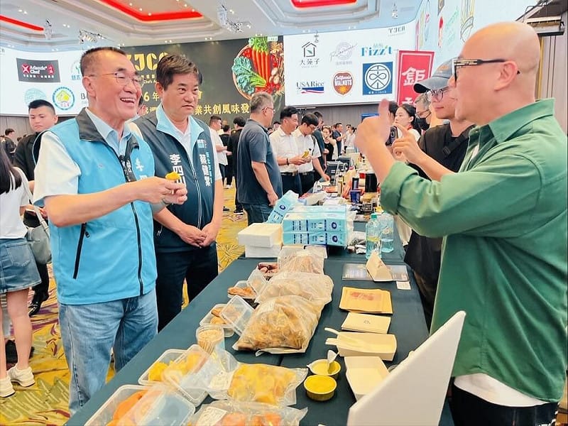 國民黨新北市長參選人李四川（左）30日出席台灣國際年輕廚師協會會員大會，參訪攤位與業者交流。（李四川競辦提供）中央社記者曹亞沿傳真 115年6月30日&nbsp;&nbsp;&nbsp;