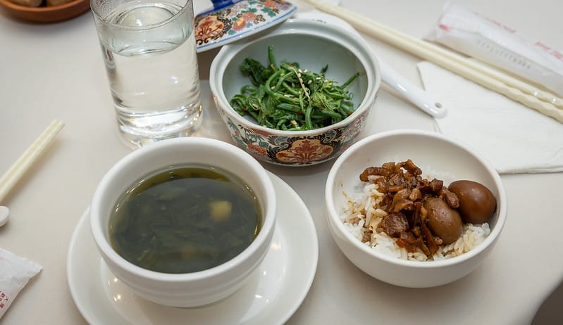 《臺灣漫遊錄》三道經典菜色,「麻薏湯」、「肉臊飯」、「龍鬚菜」。 圖:總統府提供 《臺灣漫遊錄》三道經典菜色,「麻薏湯」、「肉臊飯」、「龍鬚菜」。 圖:總統府提供