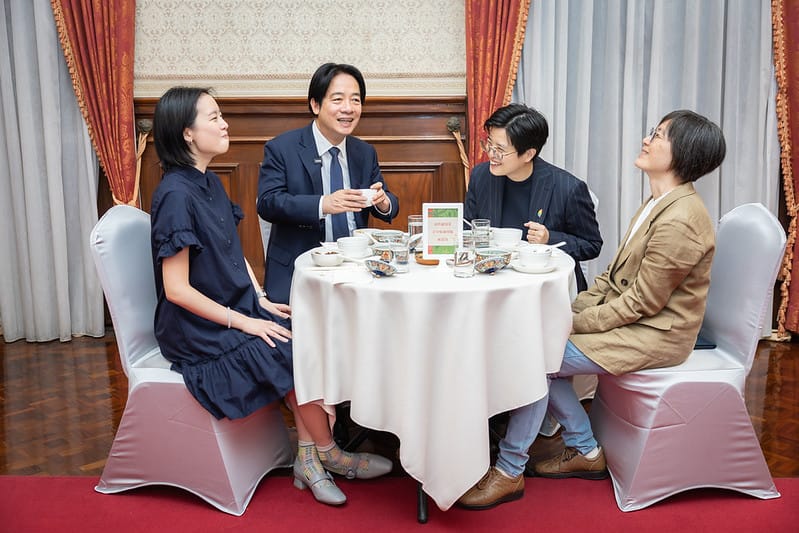 賴清德、楊双子、金翎一同品嚐《臺灣漫遊錄》三道經典菜色 圖:總統府提供 賴清德、楊双子、金翎一同品嚐《臺灣漫遊錄》三道經典菜色 圖:總統府提供