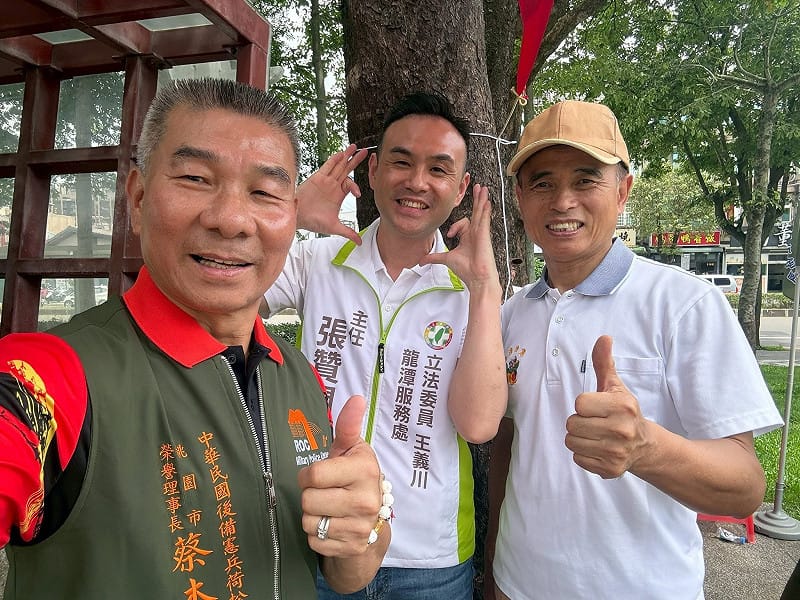 民進黨將推派張贊聞(中)參選桃園市議員 圖:翻攝自張贊聞臉書 民進黨將推派張贊聞(中)參選桃園市議員 圖:翻攝自張贊聞臉書