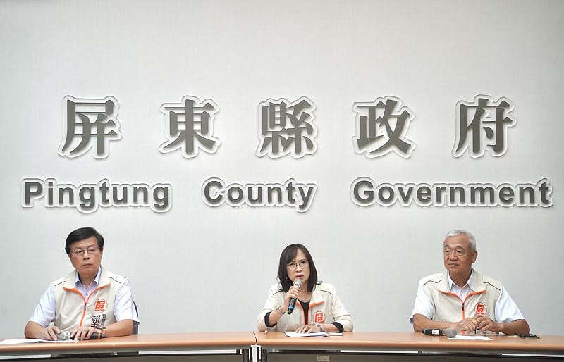賴吉雄、顏幸苑、施仁傑(左至右)召開緊急記者會說明小琉球垃圾危機。&nbsp;&nbsp;&nbsp;圖：屏東縣政府/提供