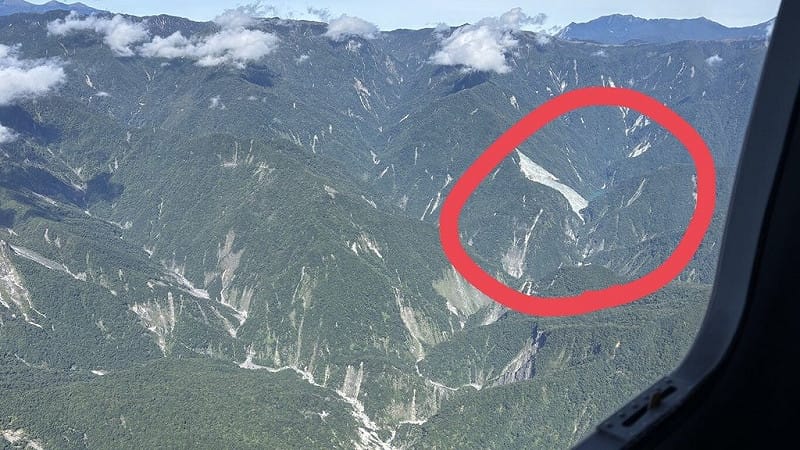 花蓮萬里溪堰塞湖右岸持續崩塌，壩體不斷堆積土石，高度已較初始時增加6公尺，最大蓄水容量可能因此上修至510萬立方公尺。圖為從空中遠眺萬里溪堰塞湖（紅圈處）景象。&nbsp;&nbsp;&nbsp;圖：林業及自然保育署花蓮分署提供