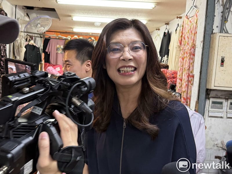 國民黨主席鄭麗文今陪同台北市議員楊植斗赴木柵市場掃街拜票。&nbsp;&nbsp;&nbsp;圖：周煊惠 / 攝