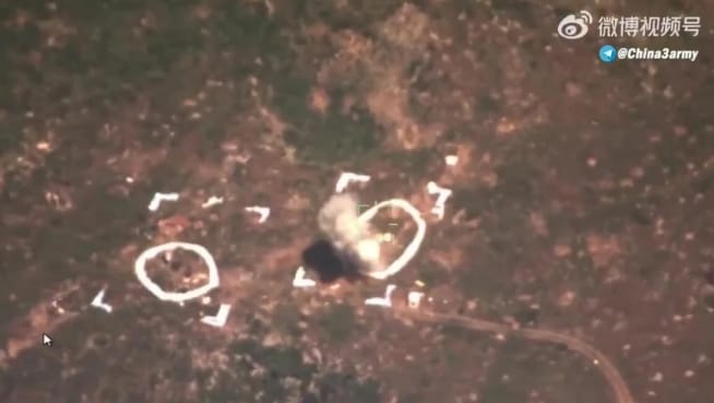FT-8B/C 系列鐳射制導導彈命中目標。這種導彈專門用於以較低成本,對裝甲車輛、固定目標以及戰場基礎設施實施戰術精確打擊。 圖 : 翻攝自微博視頻號 FT-8B/C 系列鐳射制導導彈命中目標。這種導彈專門用於以較低成本,對裝甲車輛、固定目標以及戰場基礎設施實施戰術精確打擊。 圖 : 翻攝自微博視頻號